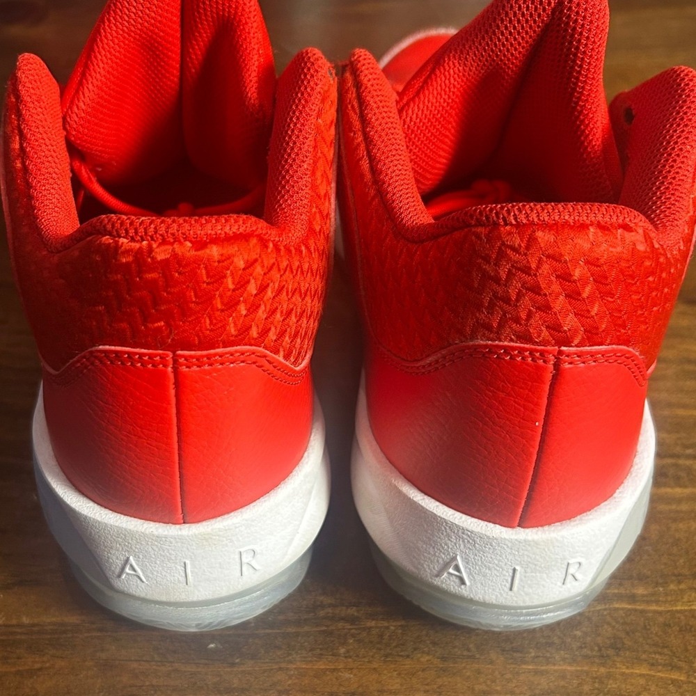 Nike Jordan Max Aura 3 Red White Youth Kids Basketball Shoes Sneakers Size 6.5 - Picture 4 of 12